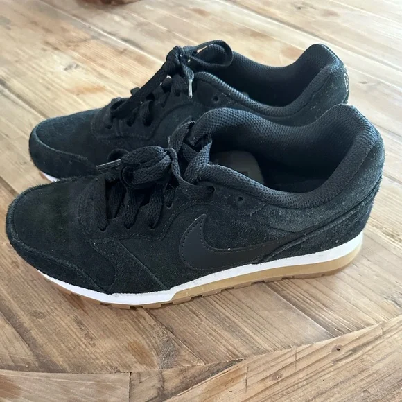 Nike Womens MD Runner 2 SE AQ9121-001 Black Casual Shoes Sneakers Size 6.5 - Picture 1 of 4